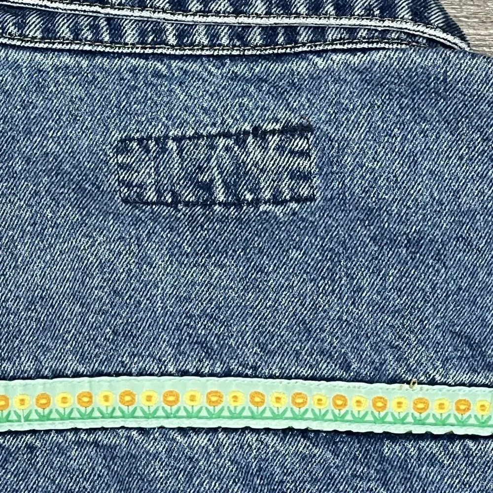 Old Navy Y2K Denim Jean Jacket Girls Size 12 Medium Embroidery Flowers 2000 Vtg